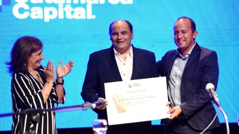 Intendente Gustavo Saadi recibe distinción por la adhesión de Catamarca a la Red de Ciudades Educadoras.
