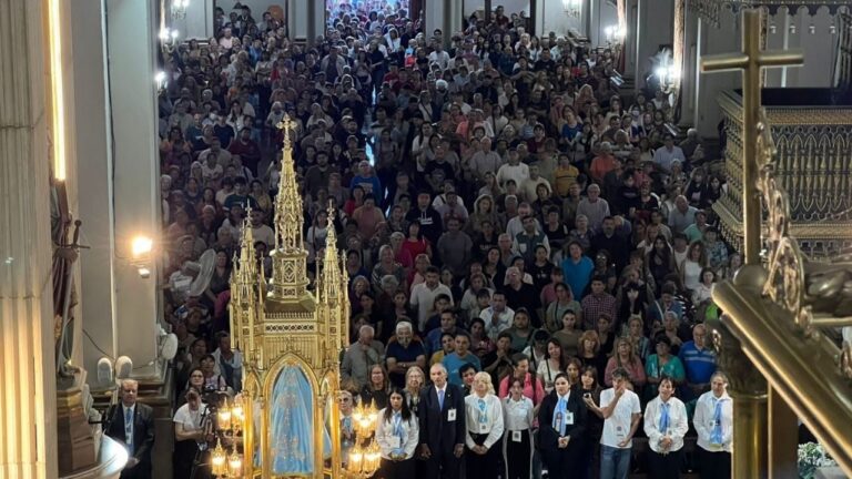Obispo Luis Urbanc y sacerdotes durante la Solemne Bajada de la imagen de la Virgen del Valle en Catamarca.