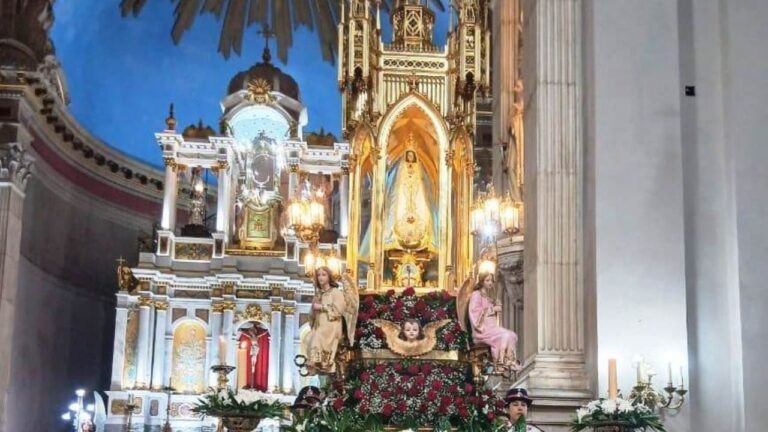 Fieles participan en el inicio de las Fiestas de la Virgen del Valle en Catamarca