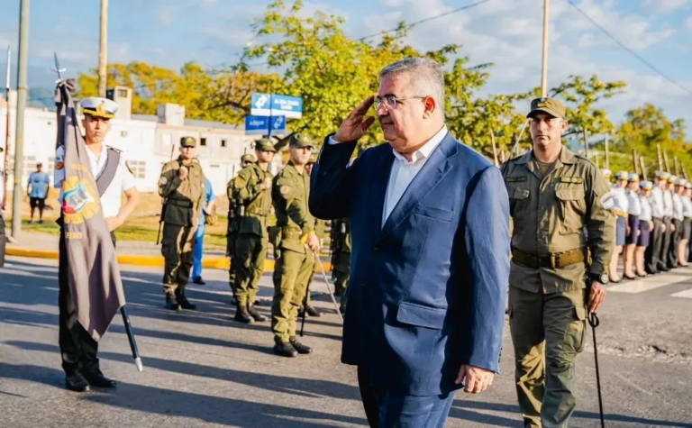 Gobernador Raúl Jalil durante el acto por el Día del Veterano de Malvinas en Catamarca.