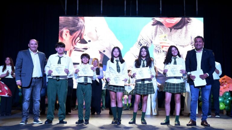 Intendente Gustavo Saadi junto a alumnos y docentes en la entrega de certificados de Cambridge