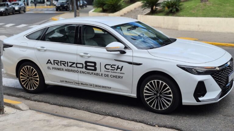 Vehículo Chery Arrizo 8, modelo híbrido enchufable, exhibido en el concesionario de Catamarca.