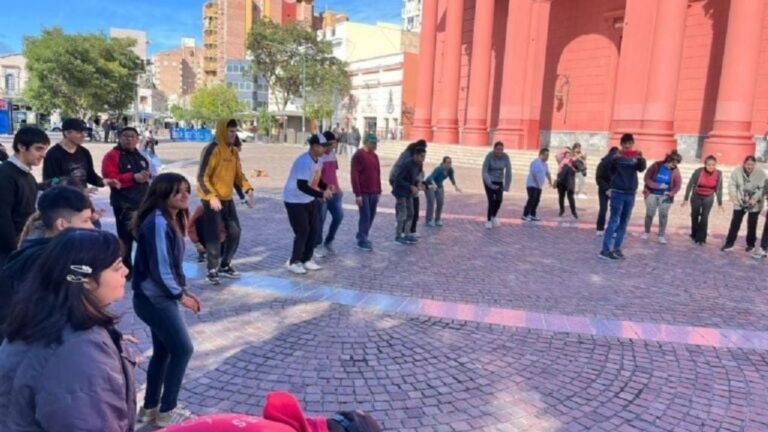 Personas con discapacidad bailando en la Plaza 25 de Mayo durante clase abierta de danza adaptada