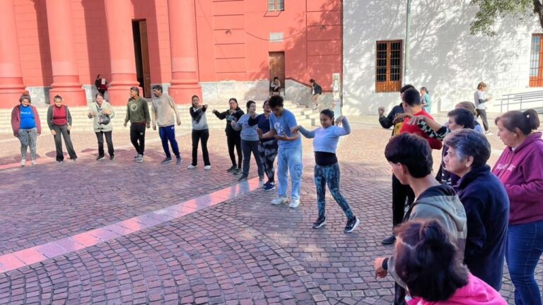 Grupo de personas participando de una clase abierta de baile adaptado en la Plaza 25 de Mayo de Catamarca.
