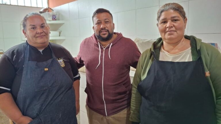 Voluntarios del comedor comunitario 'Miles de Sonrisas' en el barrio Mil Viviendas, Catamarca.