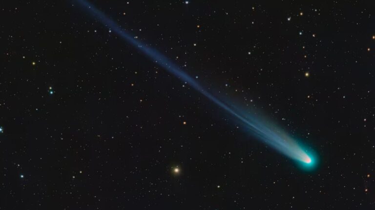 Ilustración de un cometa brillante surcando el cielo nocturno sobre un paisaje característico de Catamarca.