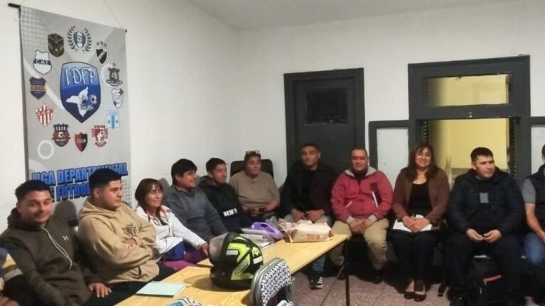 Reunión de coordinación de seguridad entre autoridades policiales y dirigentes de la Liga de Fútbol de Pomán