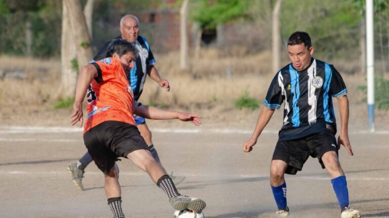 Ilustración de una pelota de básquet sobre una cancha