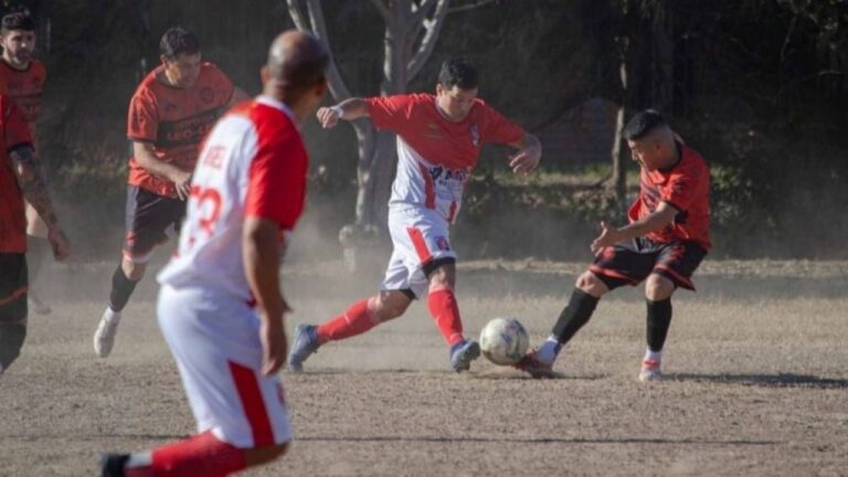 Partido de fútbol de veteranos en un predio de Catamarca