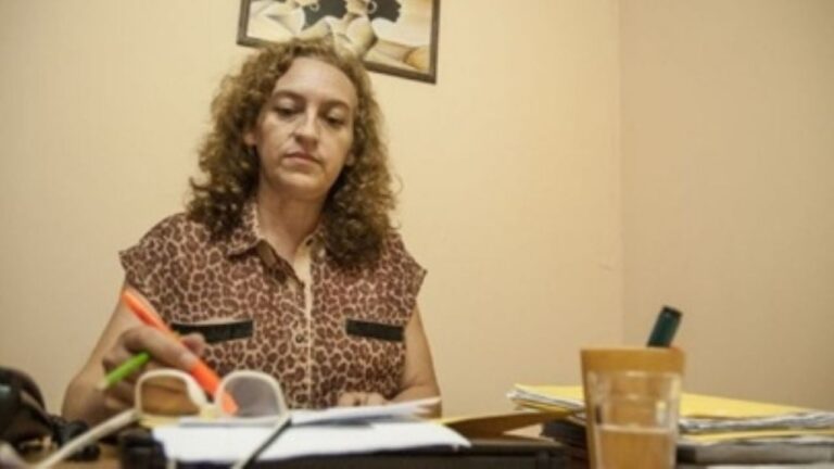 Silvia Barrientos, abogada defensora de Dana Martínez, durante una declaración a la prensa.