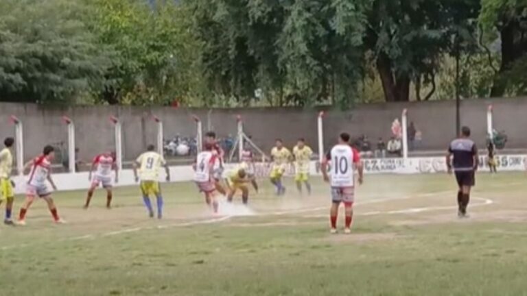Jugadores de Defensores de Esquiú celebrando un gol en el estadio de Piedra Blanca durante el partido de la Liga Chacarera.