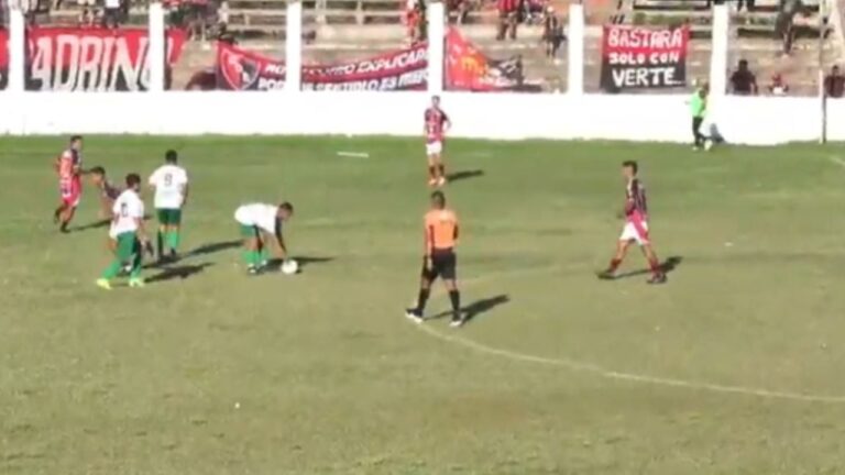 Jugadores de Defensores de Esquiú celebran un gol durante el partido contra Tinogasta Central.