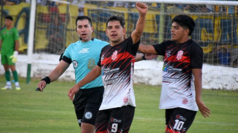 Los equipos de Defensores de Esquiú y Sportivo Villa Cubas en el estadio Malvinas Argentinas de Catamarca.