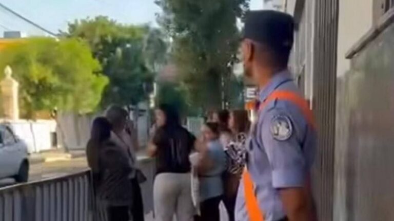 Efectivos policiales en las inmediaciones de una escuela en Catamarca (ilustrativa)