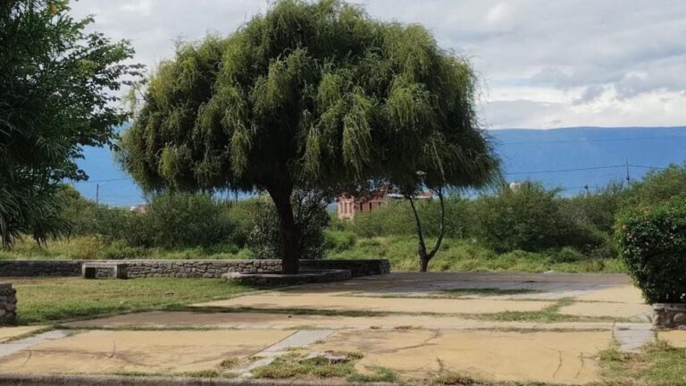 Imagen referencial de una plaza de barrio en Catamarca