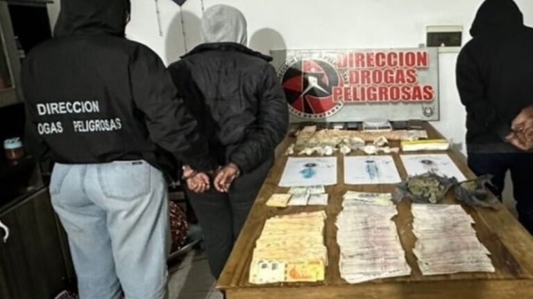 Efectivos policiales durante un procedimiento de incautación de drogas y elementos relacionados en Catamarca.