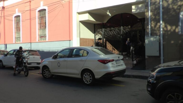 Presencia policial frente a una escuela en la provincia de Catamarca