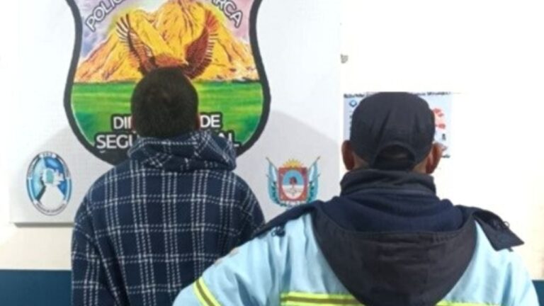 Efectivos policiales realizando control vehicular en ruta de Catamarca