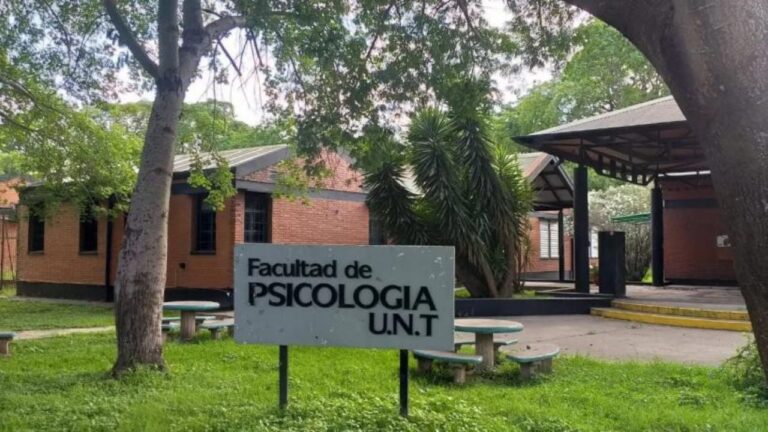 Policía científica durante un allanamiento en el barrio Oeste II de Tucumán