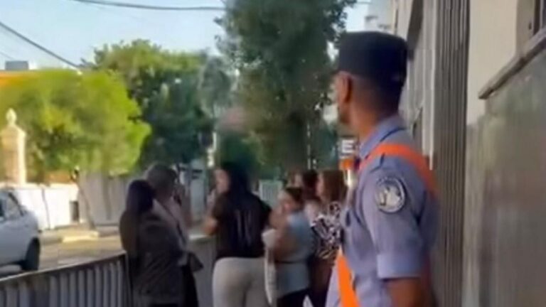 Efectivos policiales frente a un establecimiento educativo en Catamarca (ilustrativa)