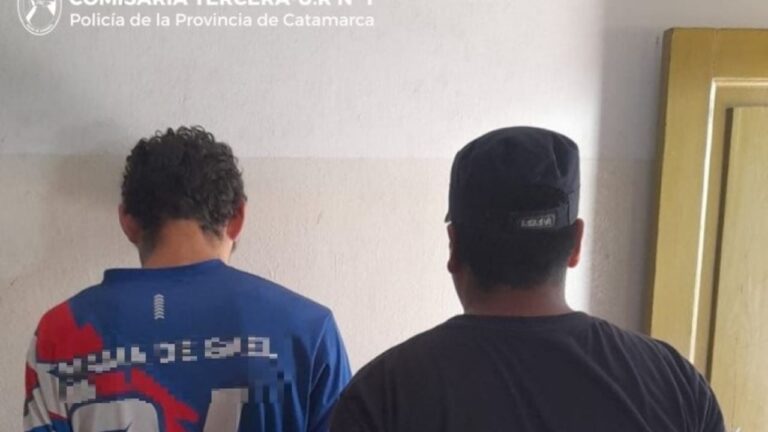 Efectivos policiales realizan un procedimiento en una calle de Catamarca