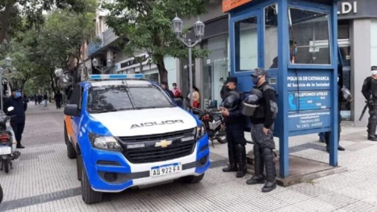Agentes policiales en la peatonal Rivadavia, Catamarca, tras procedimiento por intento de robo.