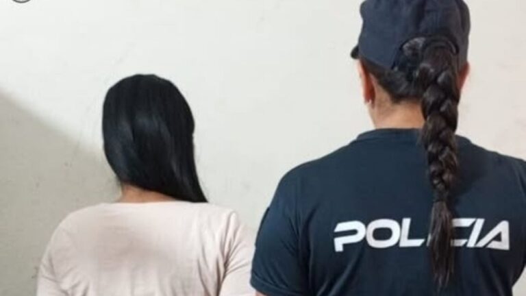 Personal policial y de seguridad en las inmediaciones de un supermercado