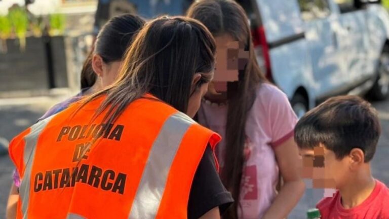 Efectivos de la División Trata de Personas de la Policía de Catamarca realizando tareas de prevención durante las Fiestas Marianas.