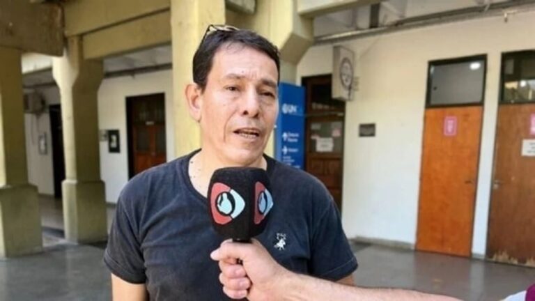 Docentes y estudiantes durante una clase pública en los predios de la Universidad Nacional de Catamarca.