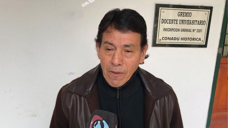 Docentes universitarios marchando en Catamarca con carteles de reclamo por financiamiento