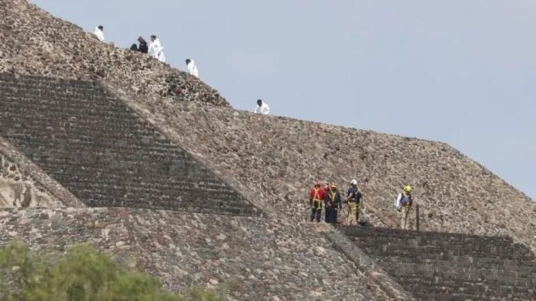Vista de la Pirámide del Sol en la Zona Arqueológica de Teotihuacán, Estado de México.