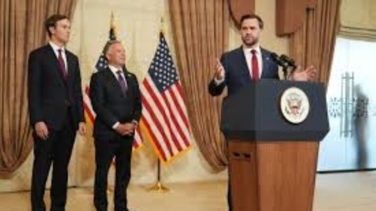El vicepresidente estadounidense J.D. Vance sale de una reunión en Islamabad, Pakistán.