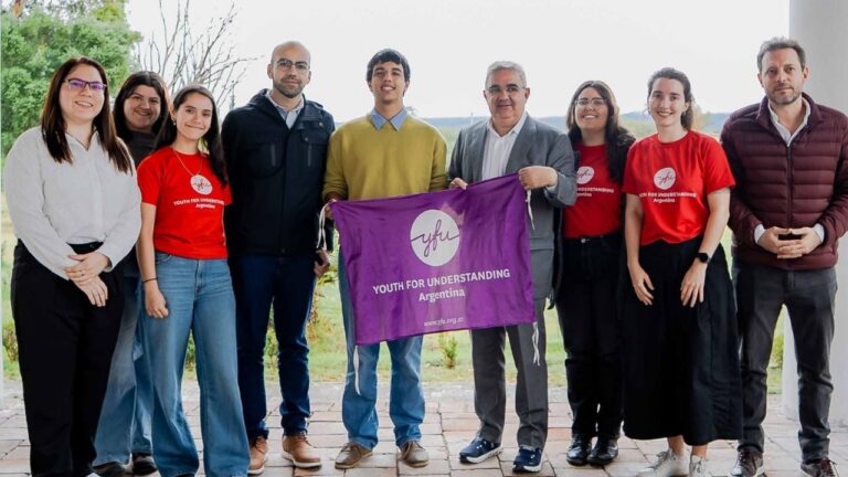 Gobernador Raúl Jalil junto a estudiantes de intercambio de YFU en Casa de Gobierno, Catamarca