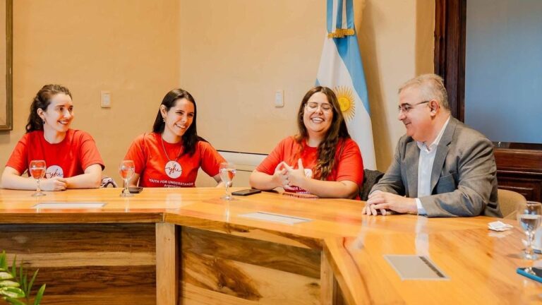 Gobernador Raúl Jalil junto a estudiantes de intercambio de Armenia, México y Brasil en Casa de Gobierno de Catamarca.