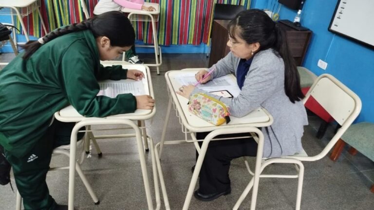 Niños leyendo durante evaluación de fluidez lectora en escuela municipal de Catamarca
