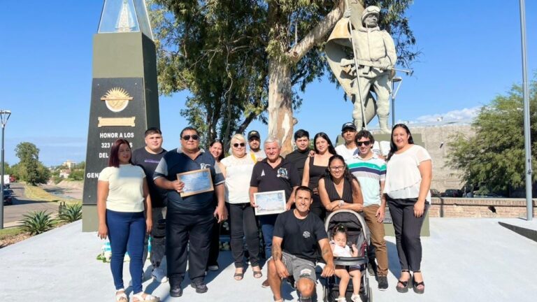 Acto homenaje a veteranos de Malvinas en una plazoleta de Catamarca