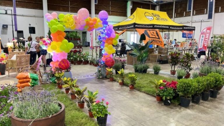 Vista aérea del Predio Ferial de Catamarca durante un evento, con stands y plantas a la vista.