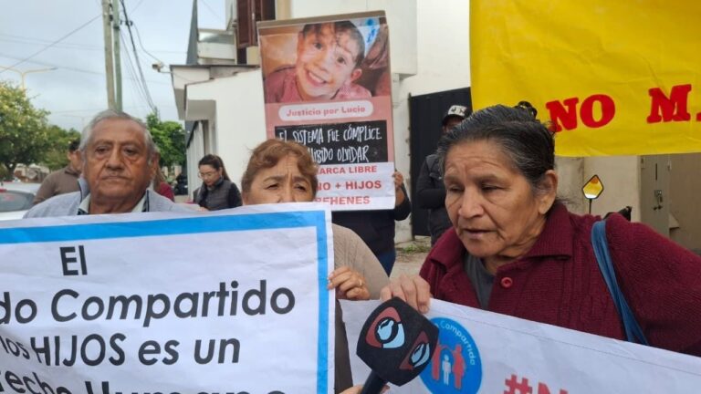 Manifestantes con carteles frente a los Juzgados de Familia en Catamarca