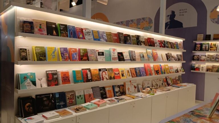 Voluntarios armando kits de higiene en la Feria Internacional del Libro de Buenos Aires