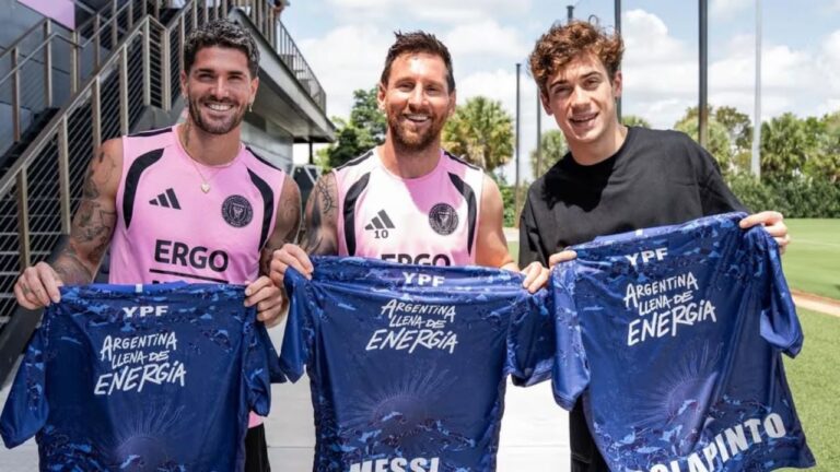 Franco Colapinto, Lionel Messi y Rodrigo De Paul posando juntos en el centro de entrenamiento del Inter Miami
