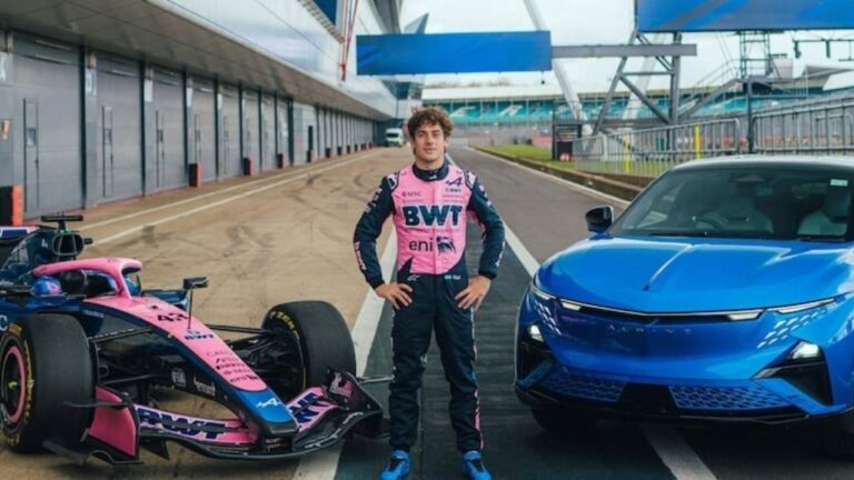 Franco Colapinto, piloto de Alpine, junto al Lotus E20 de Fórmula 1.