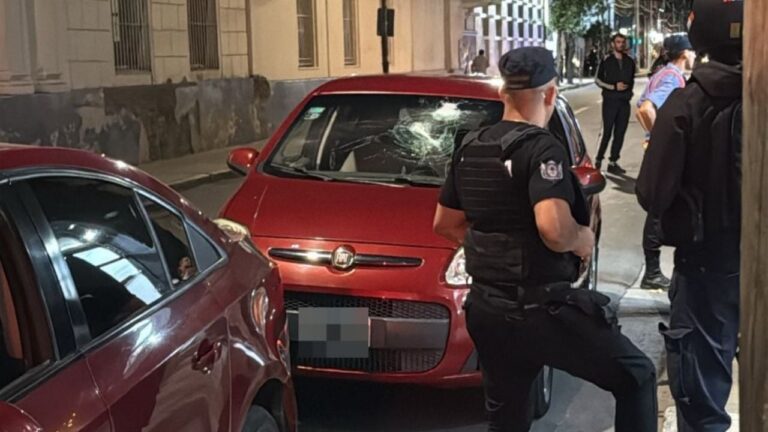 Choque entre un Chevrolet Cruze y un Fiat Palio en el centro de Catamarca