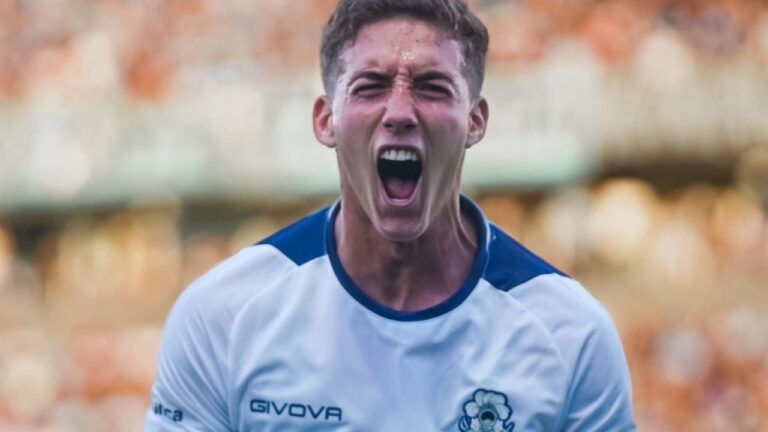 Jugadores de Gimnasia celebran un gol ante Belgrano en el Estadio Gigante de Alberdi