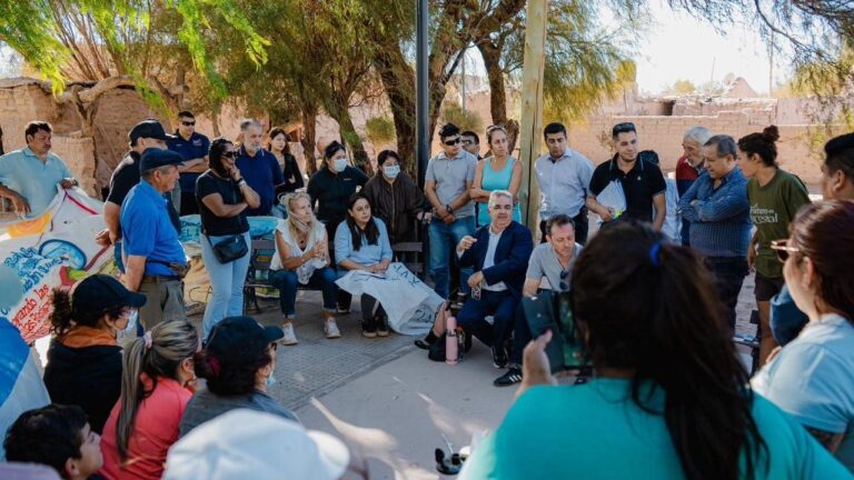 Gobernador Raúl Jalil en reunión de diálogo con vecinos de la localidad de Fiambalá.
