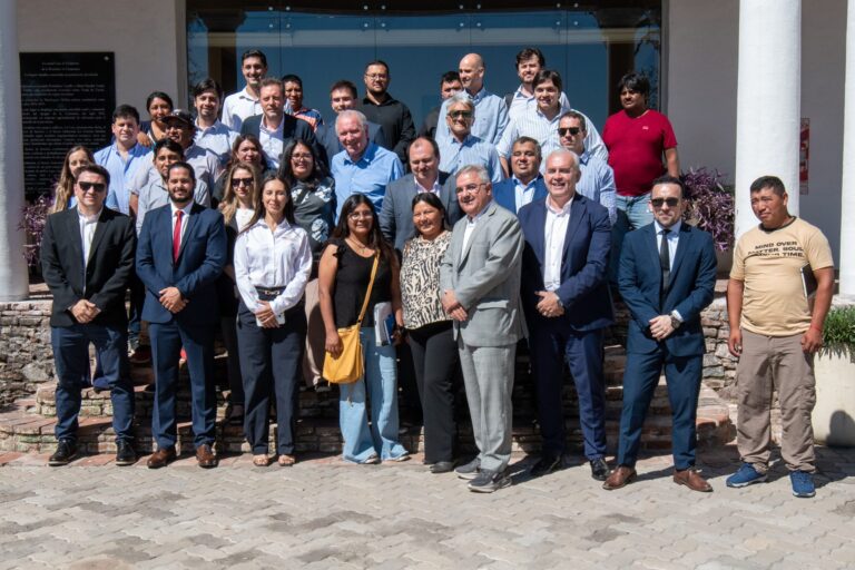 Reunión de autoridades provinciales, representantes mineros y comunidades en Casa de Gobierno de Catamarca
