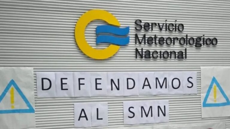 Torre de control y radar meteorológico en un aeropuerto argentino
