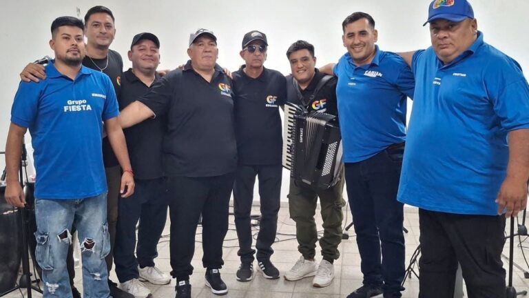 Integrantes del Grupo Fiesta durante un ensayo musical