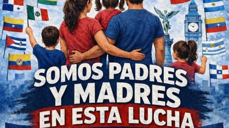 Grupo de padres y madres de Catamarca reunidos en una plaza conversando.