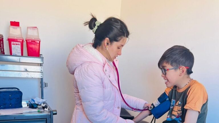 Profesionales de la salud del Hospital Alemán atendiendo a residentes en Antofagasta de la Sierra, Catamarca.
