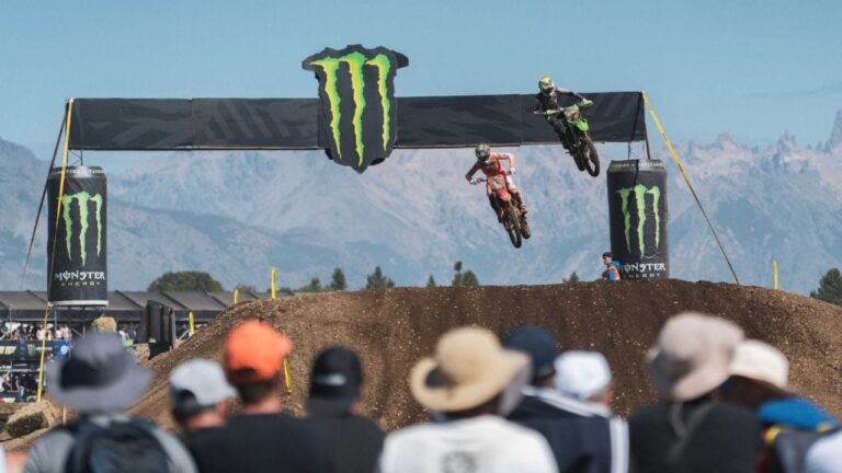 Panorámica del circuito de motocross durante el Mundial MXGP en Bariloche, con espectadores en las gradas y montañas de fondo.